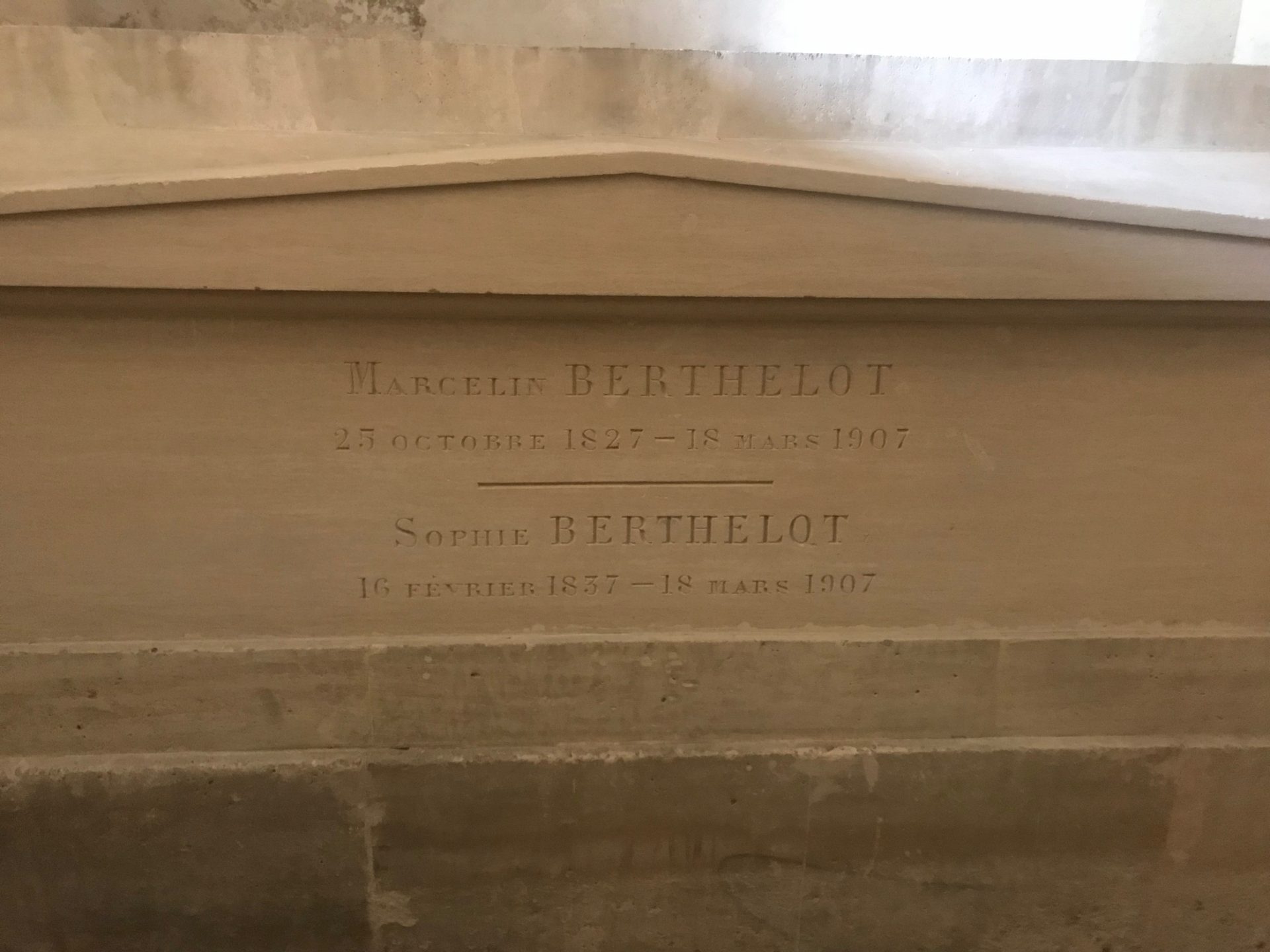 Marcelin Berthelot's tomb Paris 2.JPG